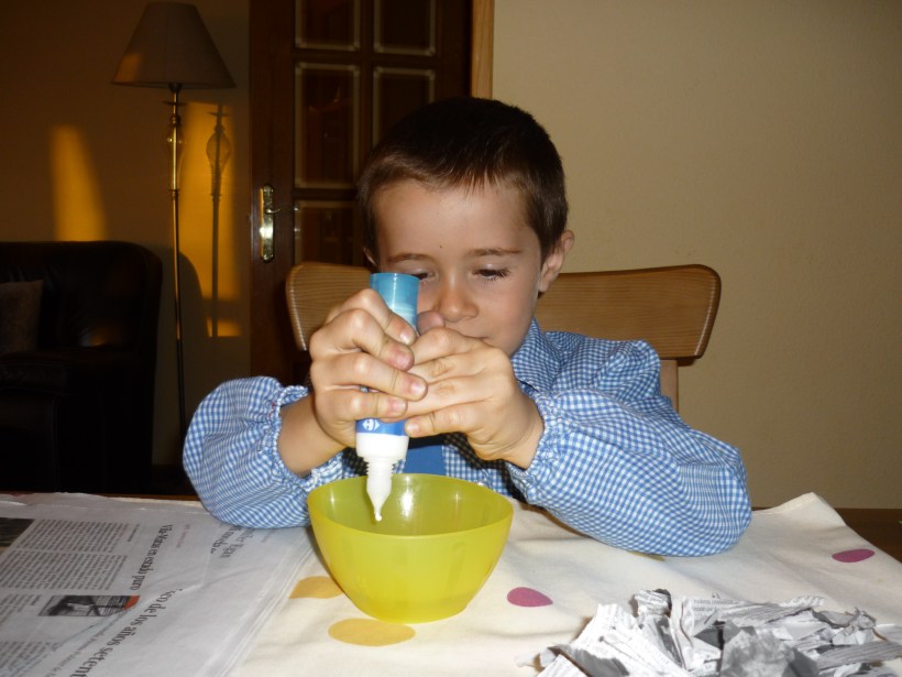 4) Aseguramos tener mucho pegamento! y lo vamos pegando por el globo con ayuda de un pincel.