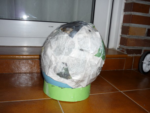 5) Pegamos los papeles de periodico hasta el limite que nos marca la tira de cartulina y dejamos que se seque bien :)