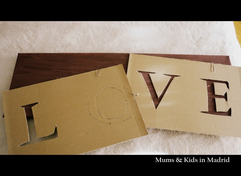 Marcamos las letras en carton y recortamos